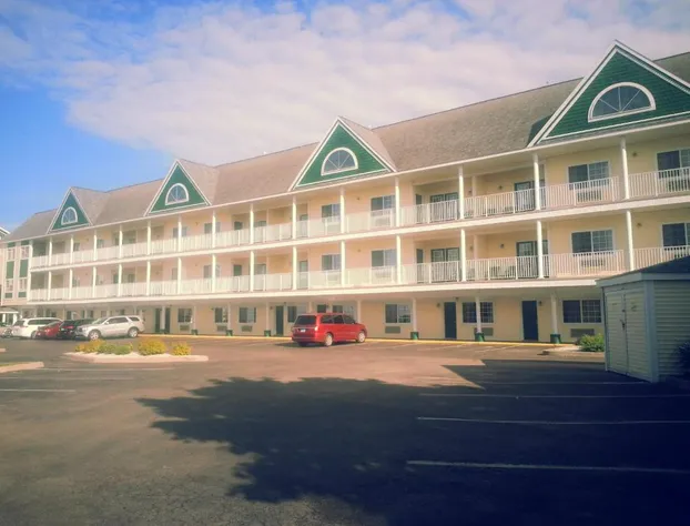 Clarion Hotel Mackinaw City Beachfront hotel detail image 1