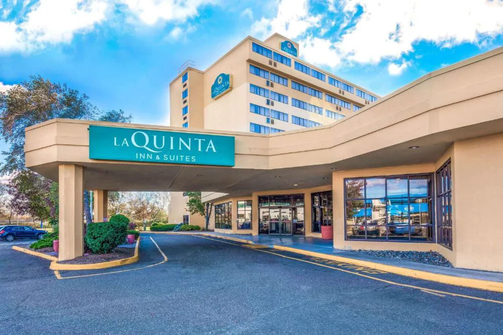 La Quinta Inn & Suites by Wyndham Secaucus Meadowlands hotel hero