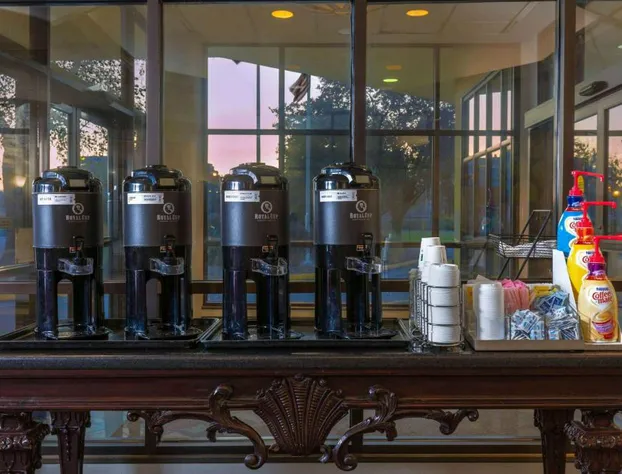 La Quinta Inn & Suites by Wyndham Secaucus Meadowlands hotel detail image 4