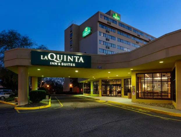 La Quinta Inn & Suites by Wyndham Secaucus Meadowlands hotel detail image 1