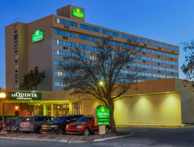 La Quinta Inn & Suites by Wyndham Secaucus Meadowlands hotel detail image 2