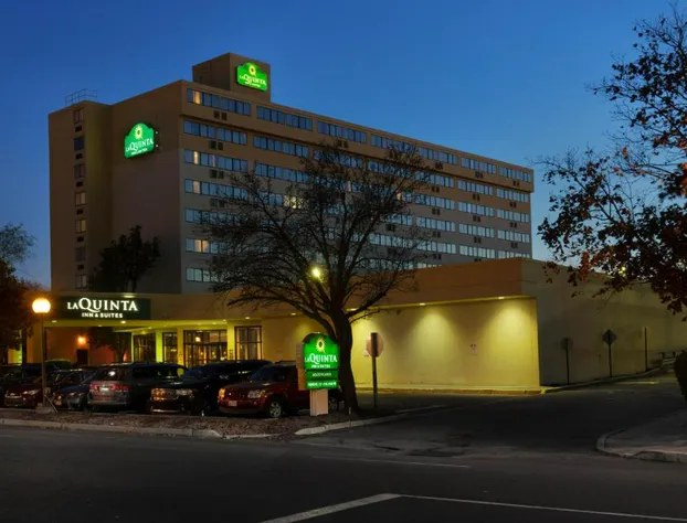 La Quinta Inn & Suites by Wyndham Secaucus Meadowlands hotel detail image 3