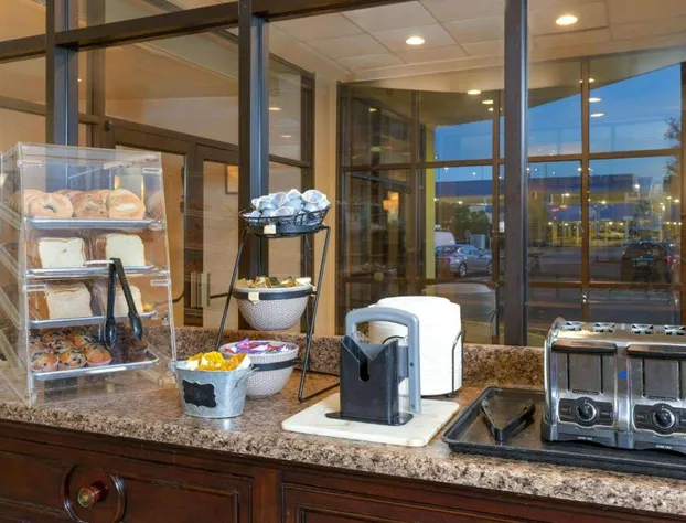 La Quinta Inn & Suites by Wyndham Secaucus Meadowlands hotel detail image 4