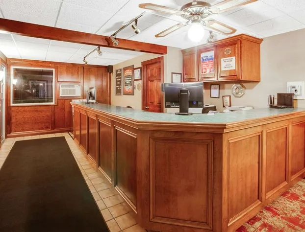 Super 8 by Wyndham Mackinaw City/Beachfront Area hotel detail image 2