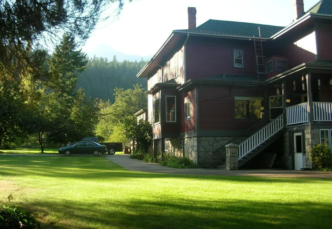 Sasquatch Crossing Eco Lodge B&B hotel hero