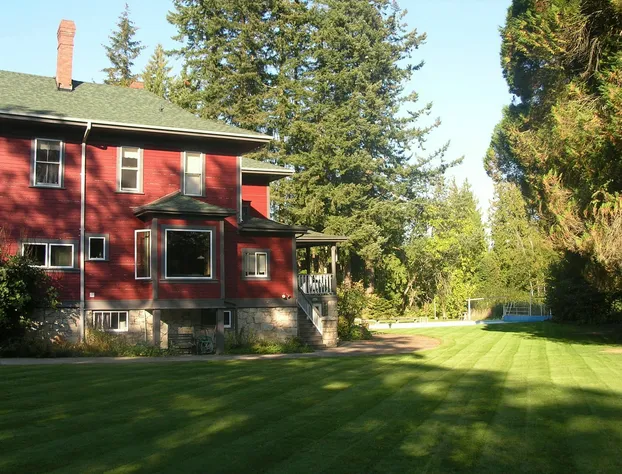 Sasquatch Crossing Eco Lodge B&B hotel detail image 1