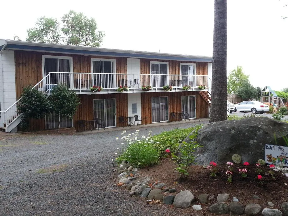 Edgewater Motel hotel hero