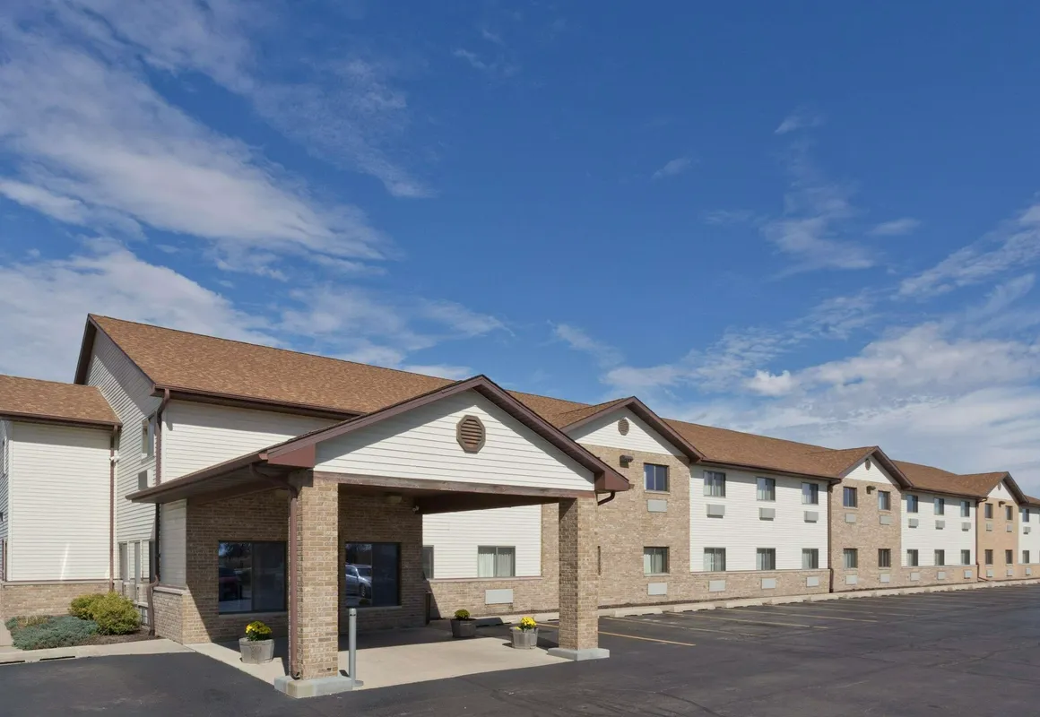 Super 8 by Wyndham Rochelle hotel hero