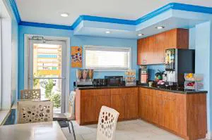 Howard Johnson by Wyndham Galveston hotel detail image 3