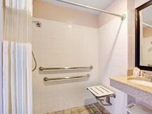 Howard Johnson by Wyndham Galveston hotel detail image 4