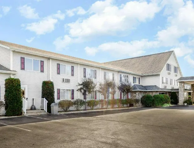 Super 8 by Wyndham St. Ignace hotel detail image 1