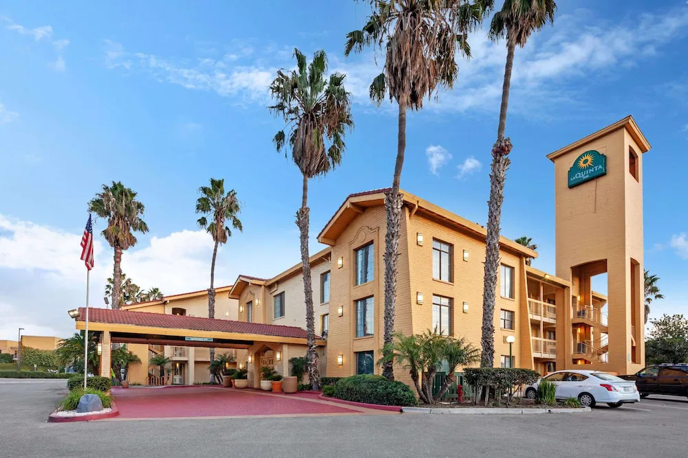 La Quinta Inn & Suites by Wyndham Ventura hotel hero