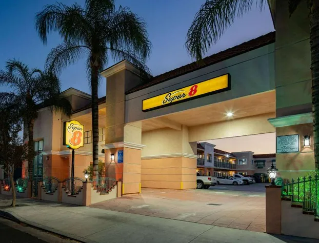 Super 8 by Wyndham North Hollywood hotel detail image 2