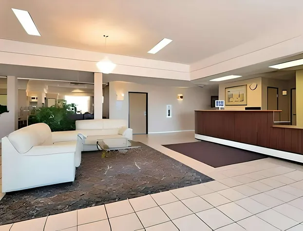 Econo Lodge Inn & Suites hotel detail image 2