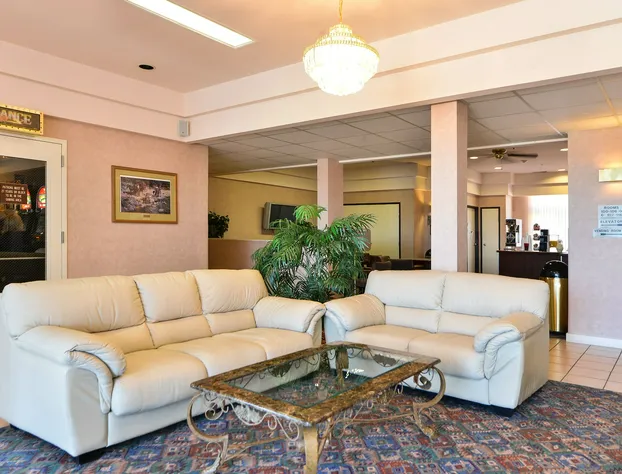 Econo Lodge Inn & Suites hotel detail image 4