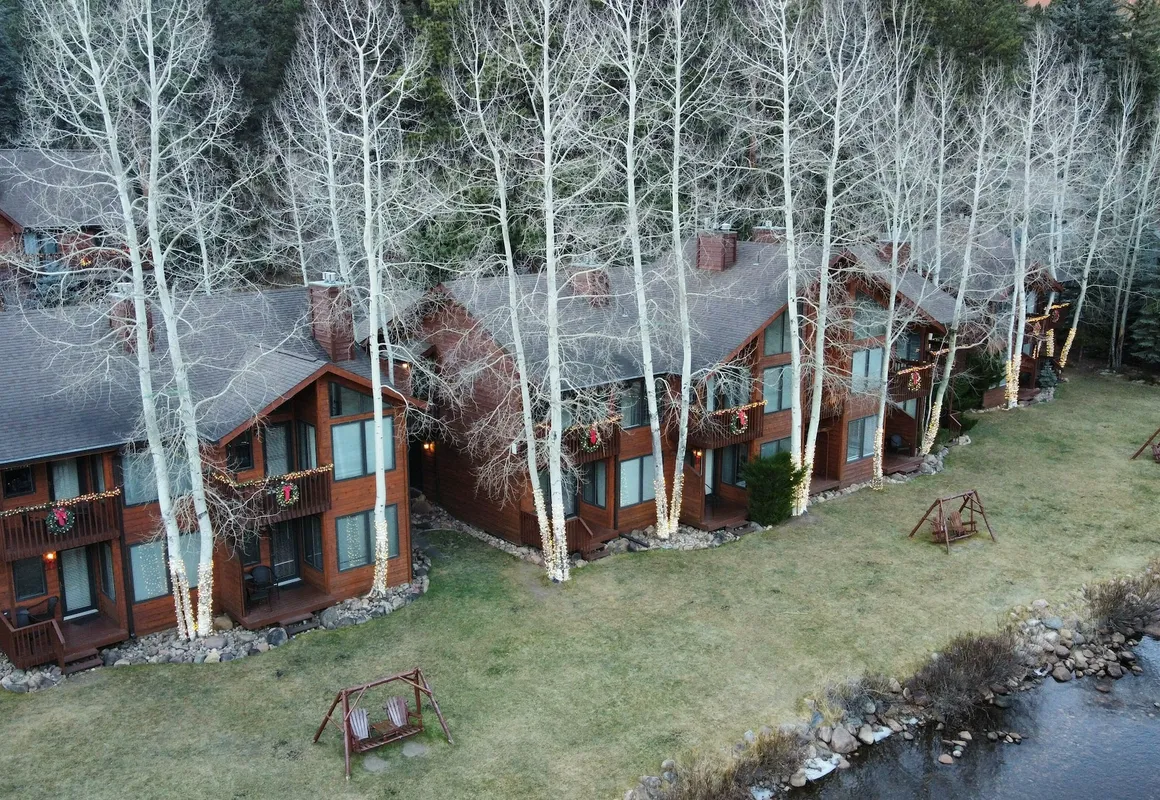 Aspen Winds on Fall River hotel hero