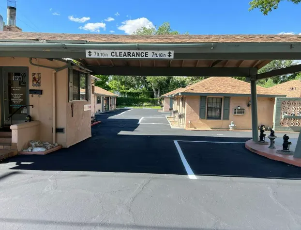 Bishop Elms Motel hotel detail image 4