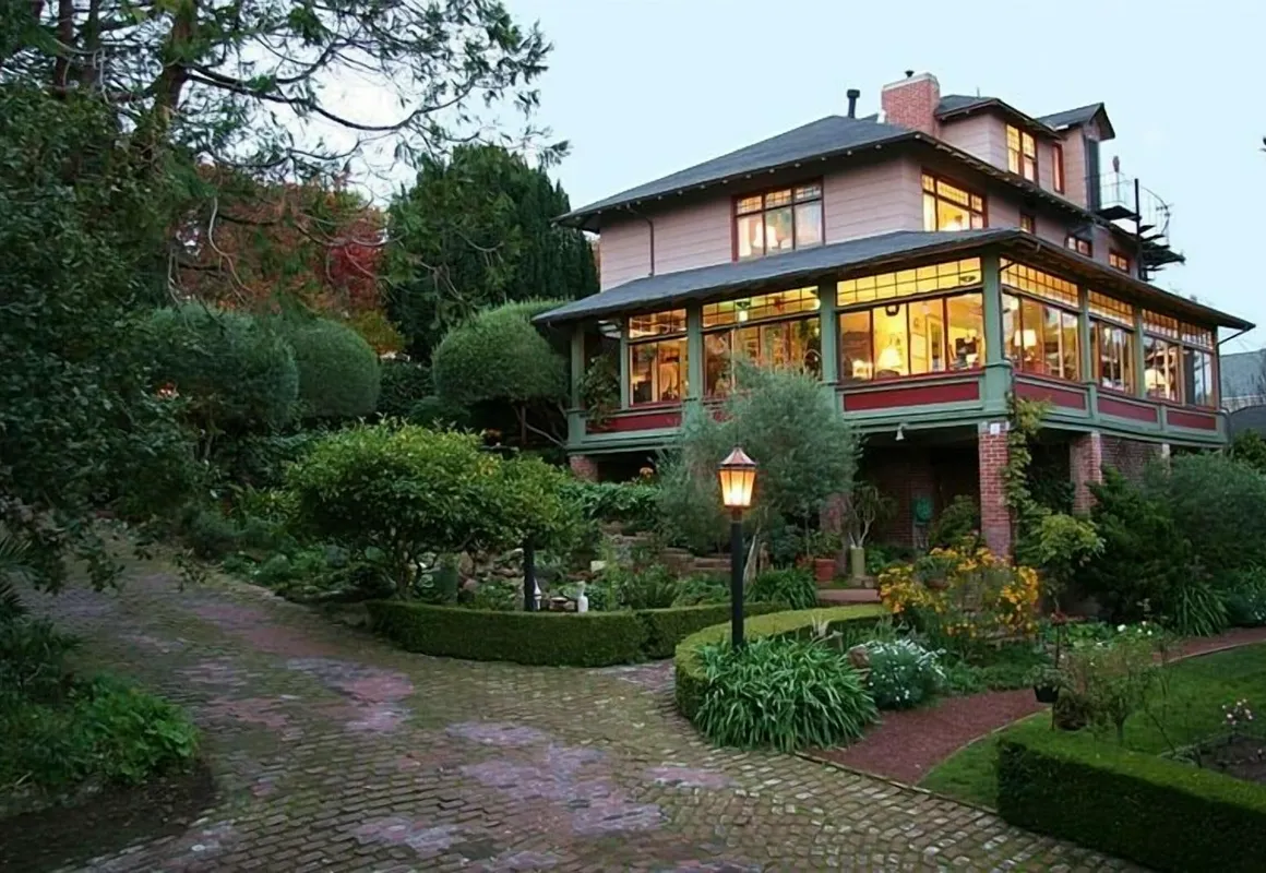 Jabberwock Inn hotel hero