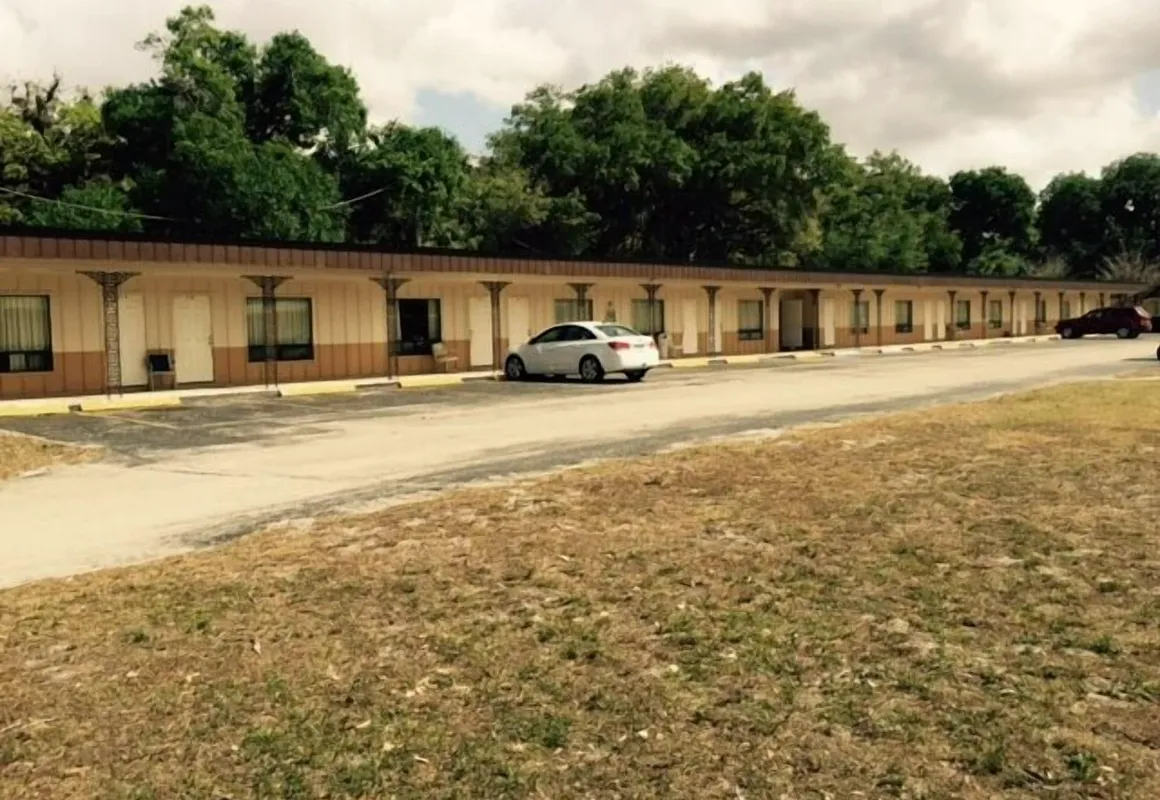 Labelle Motel hotel hero