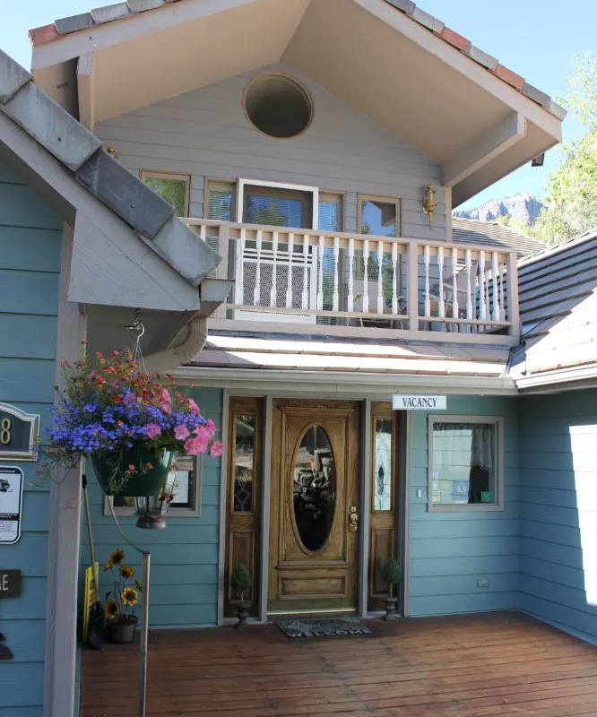 Black Bear Manor hotel hero