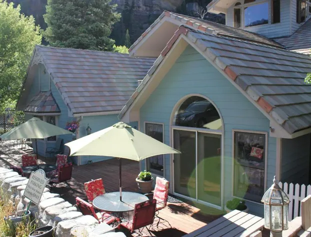 Black Bear Manor hotel detail image 2