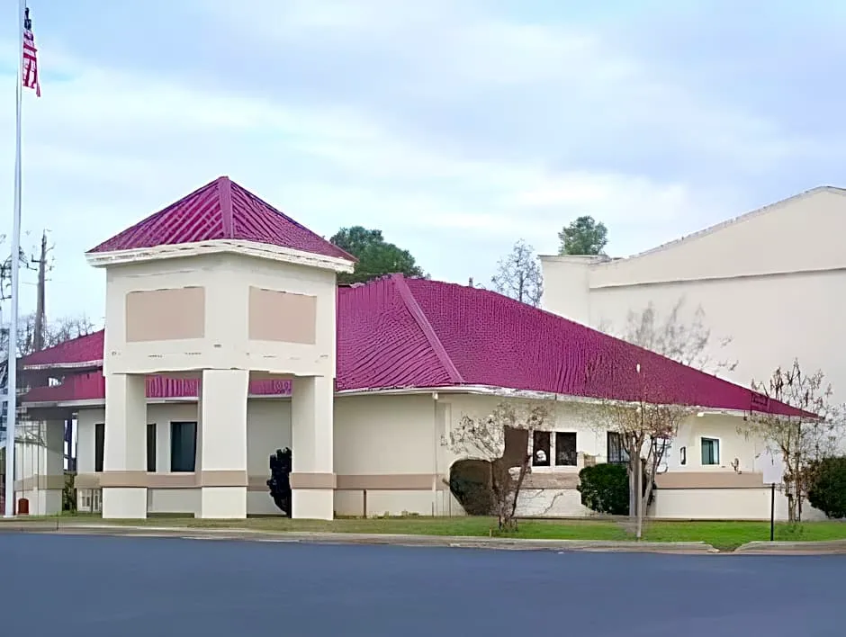 Deerfield Inn & Suites hotel hero