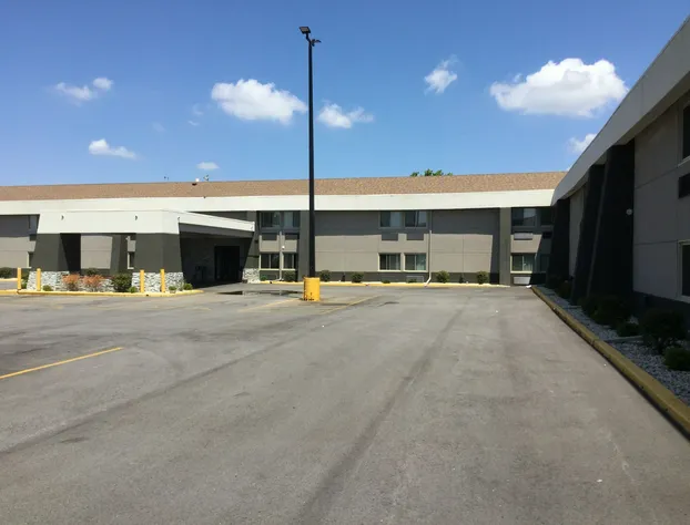 Super 8 by Wyndham South Holland hotel detail image 2