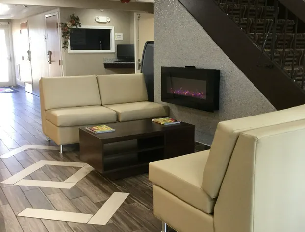 Super 8 by Wyndham South Holland hotel detail image 3