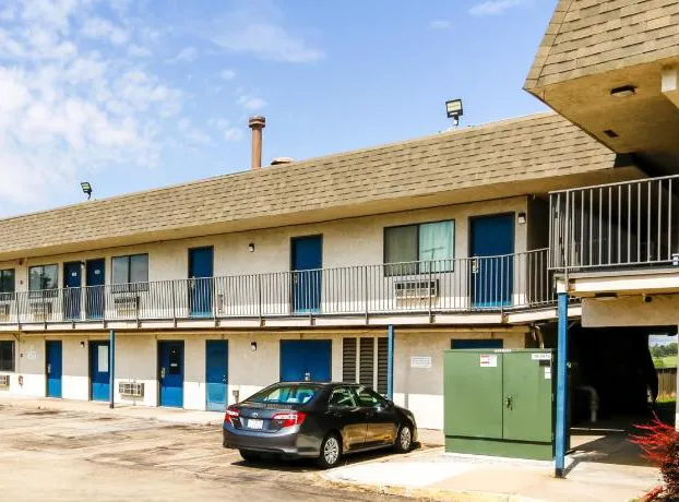 Home 6 by Townhouse Topeka KS I 70 hotel detail image 2