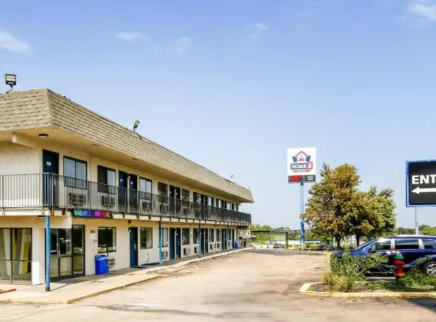 Home 6 by Townhouse Topeka KS I 70 hotel detail image 1