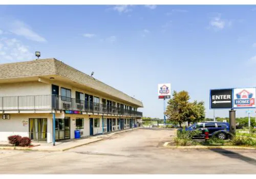 Home 6 by Townhouse Topeka KS I 70 hotel detail image 3