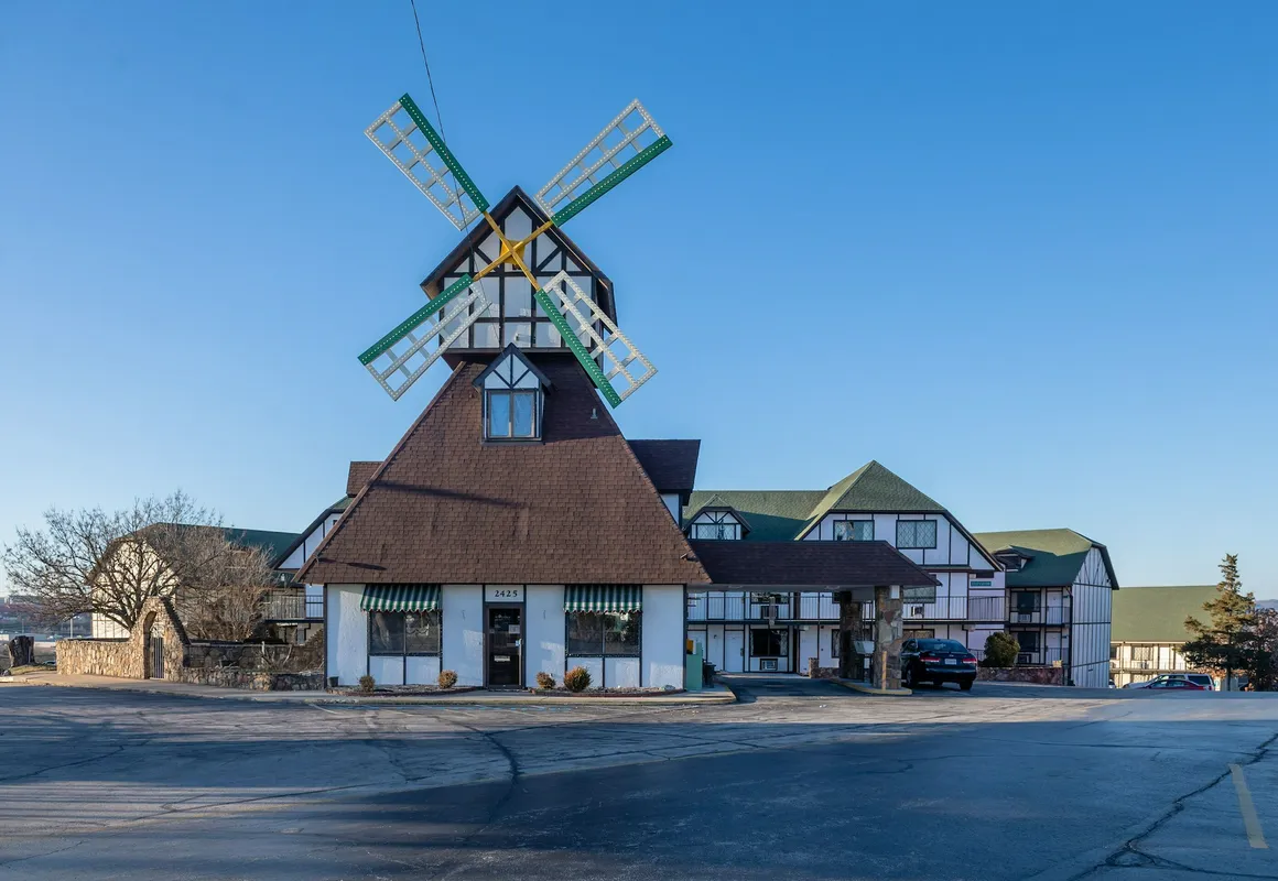 OYO Hotel Windmill Branson hotel hero