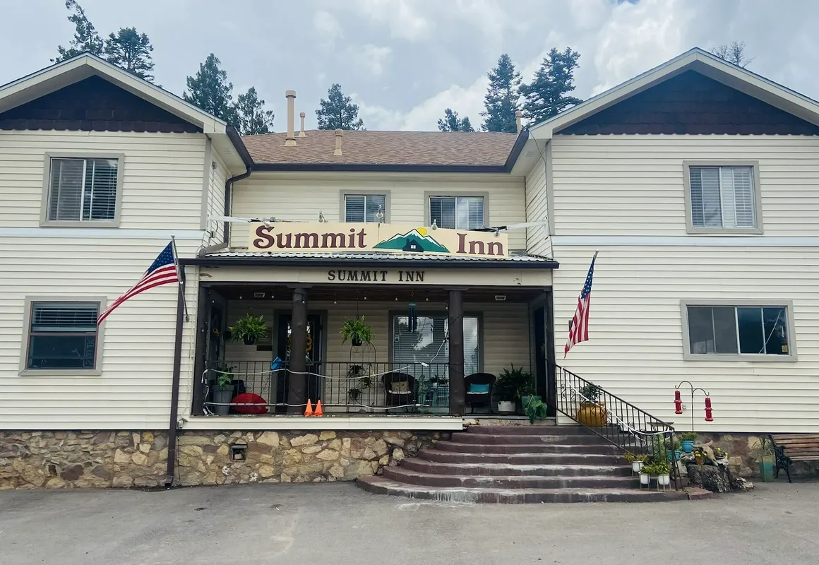 Summit Inn hotel hero