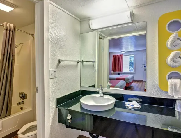 Travelodge by Wyndham Fayetteville hotel detail image 4