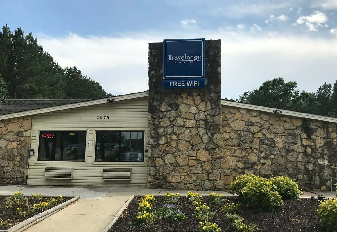 Travelodge by Wyndham Fayetteville hotel hero