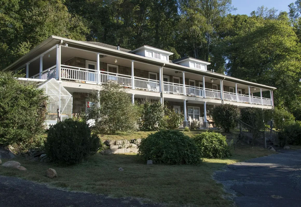 Calhoun House Inn & Suites hotel hero