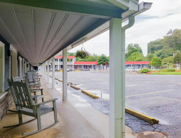 Lloyd's On The River Country Inn By OYO hotel detail image 3