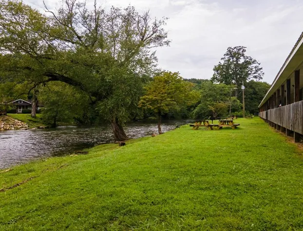 Lloyd's On The River Country Inn By OYO hotel detail image 4