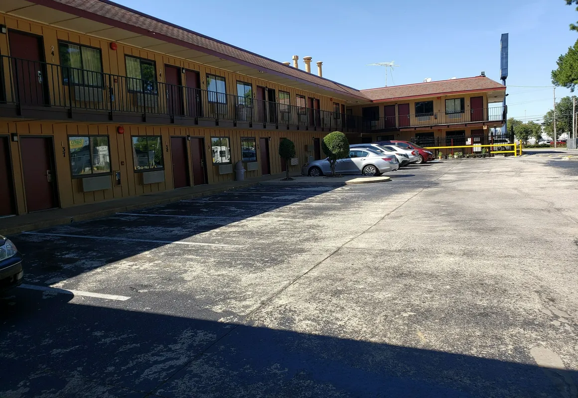 Super 7 Inn hotel hero