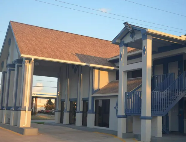 Traveler's Inn hotel detail image 4