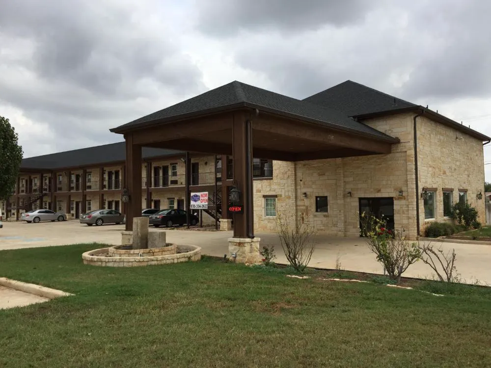 Pearsall Inn & Suites hotel hero