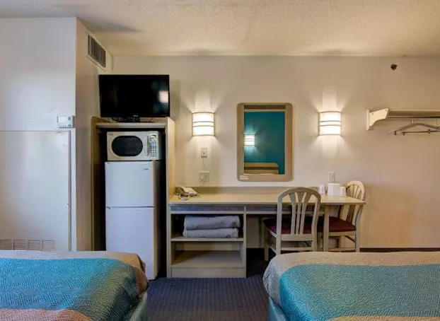 Econo Lodge Menomonie hotel detail image 3