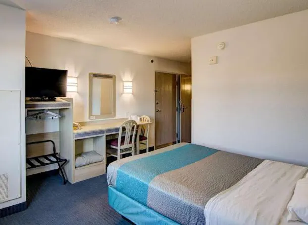 Econo Lodge Menomonie hotel detail image 4