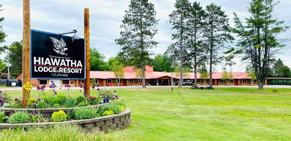 Hiawatha Lodge Inn hotel hero