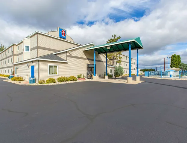 Motel 6 Baraboo, WI - Lake Delton hotel detail image 1