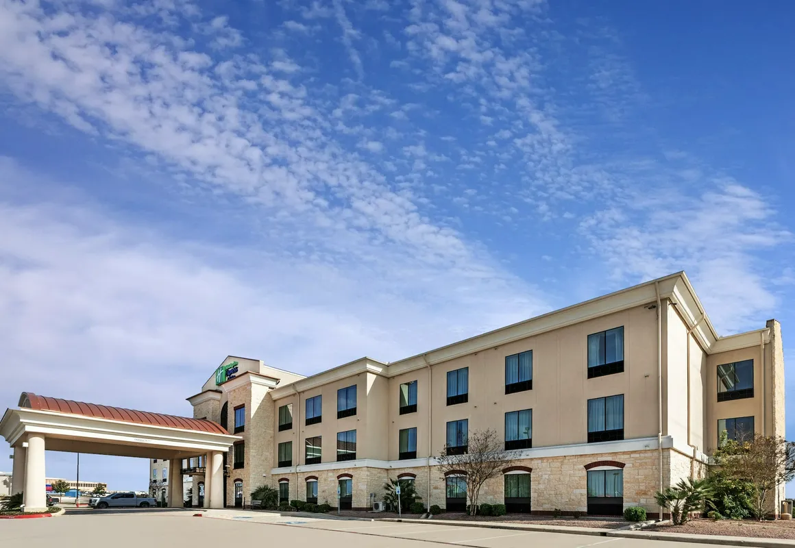 Holiday Inn Express & Suites Floresville by IHG hotel hero