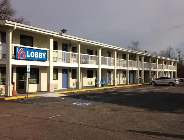 Motel 6 New Brunswick hotel detail image 1