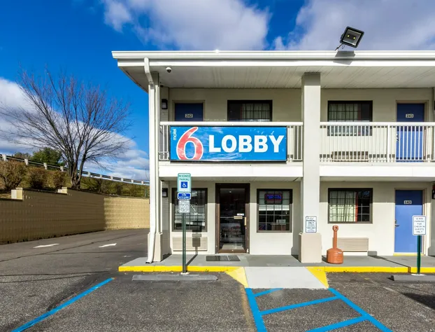 Motel 6 New Brunswick hotel detail image 1