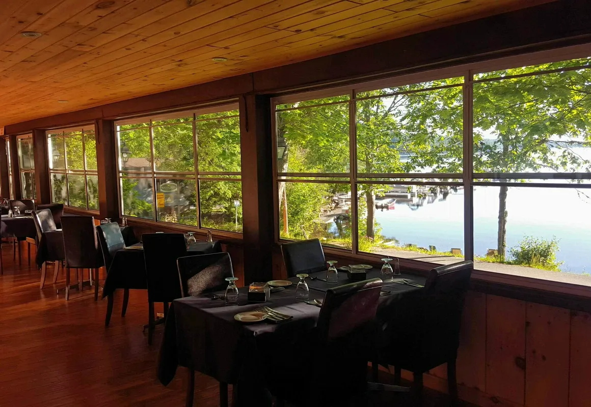 Oakview Lodge & Marina hotel hero