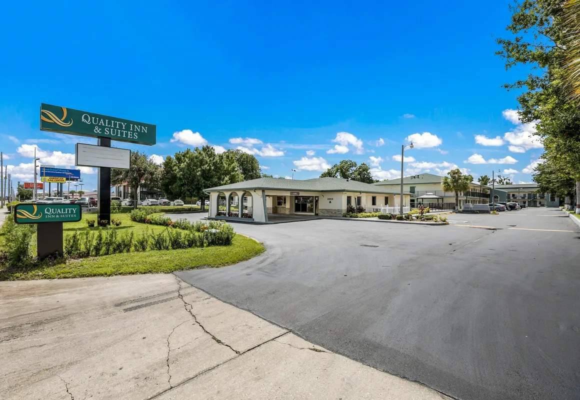 Quality Inn & Suites Downtown hotel hero